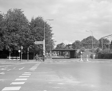 884484 Afbeelding van een ANWB-wegwijzer op een lichtmast bij de Briljantlaan te Utrecht, aan het einde van de ...